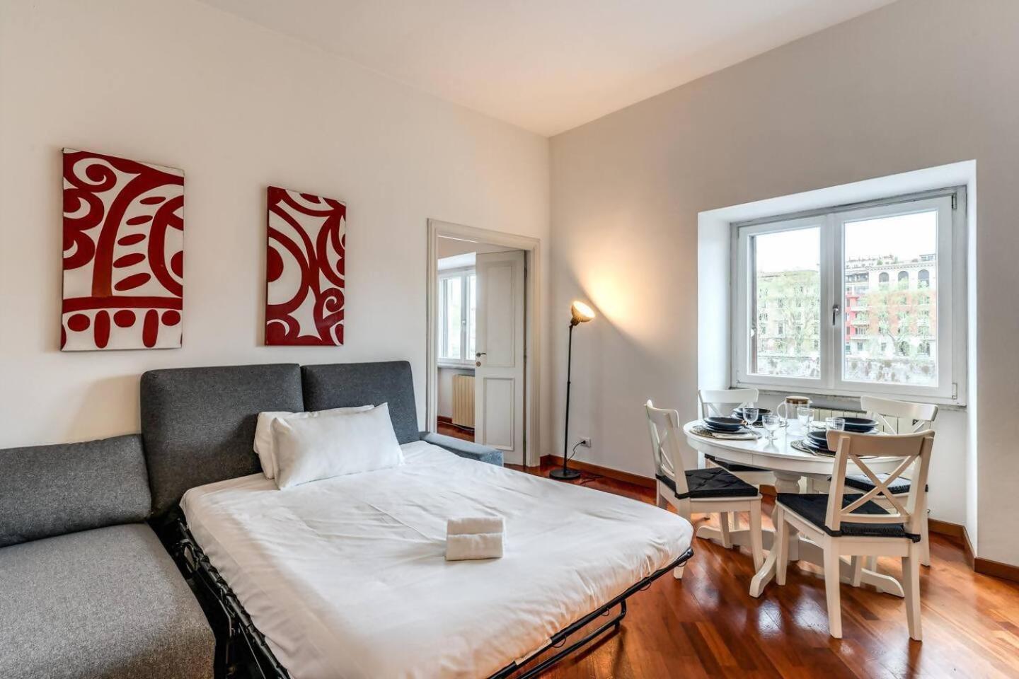 Splendid Flat On The Tiber River Rom